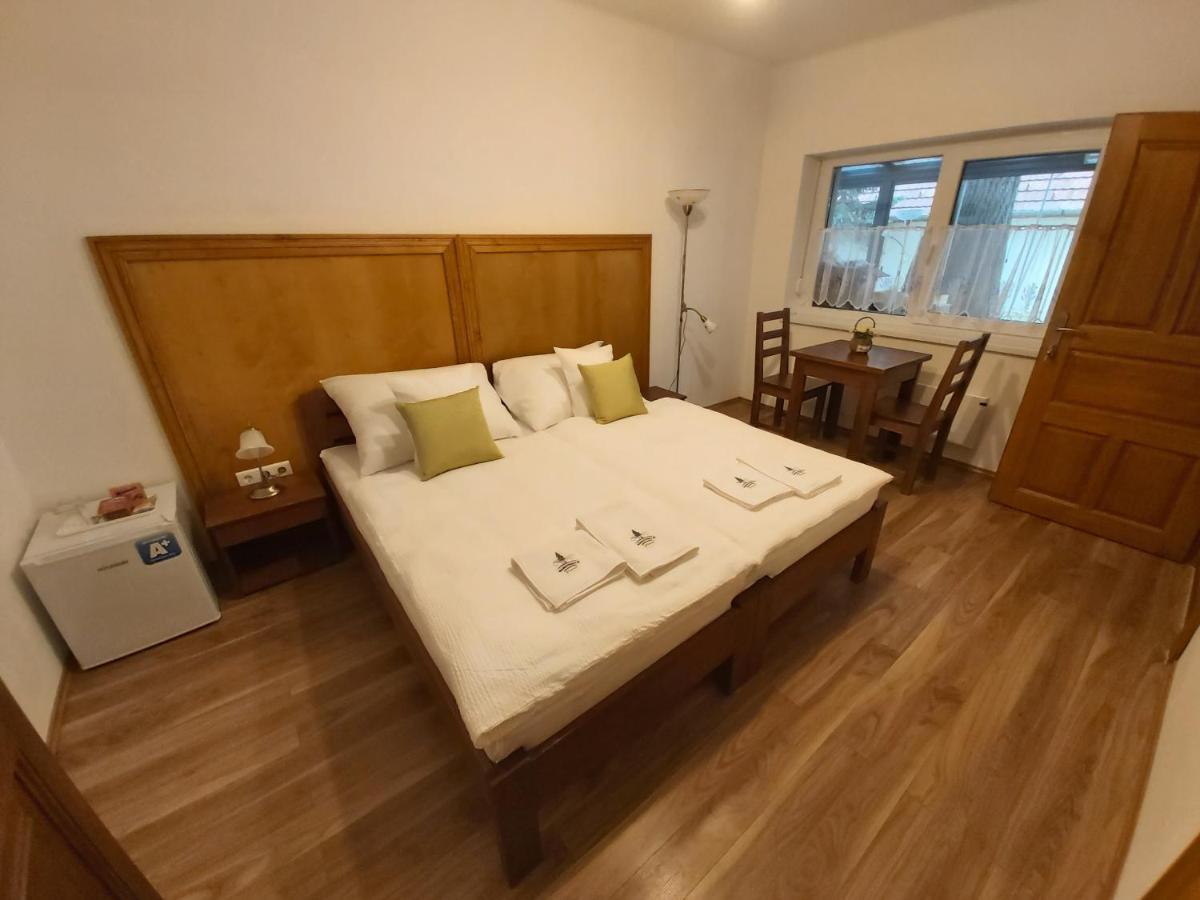 Mamutfenyo Panzio Bed & Breakfast Tata Luaran gambar