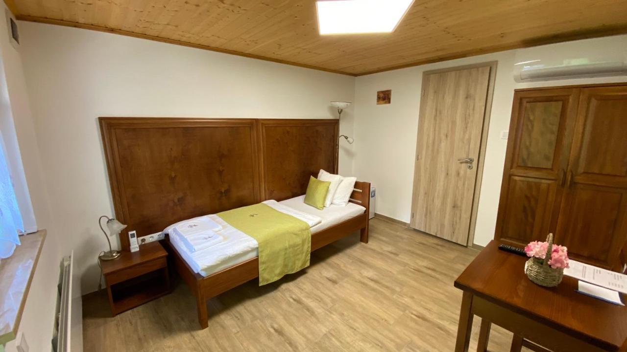 Mamutfenyo Panzio Bed & Breakfast Tata Luaran gambar