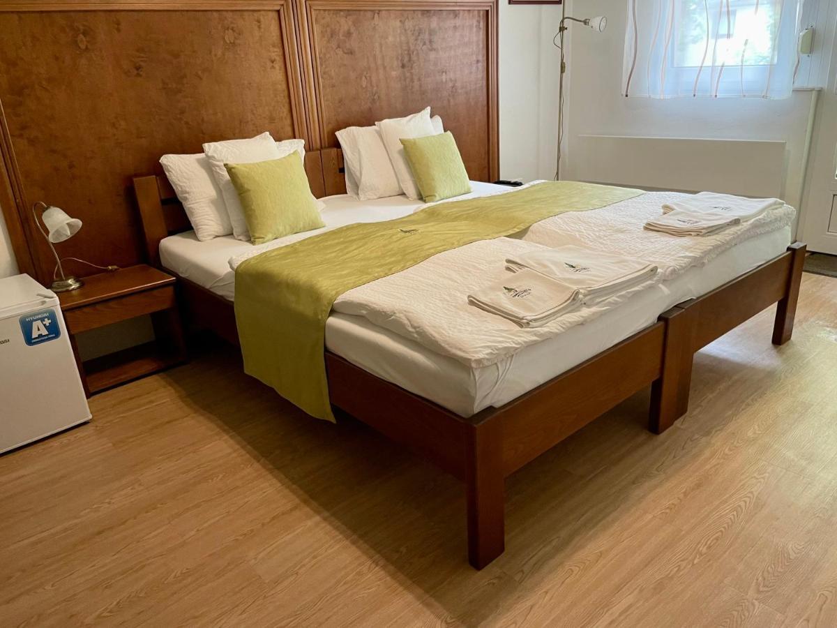 Mamutfenyo Panzio Bed & Breakfast Tata Luaran gambar