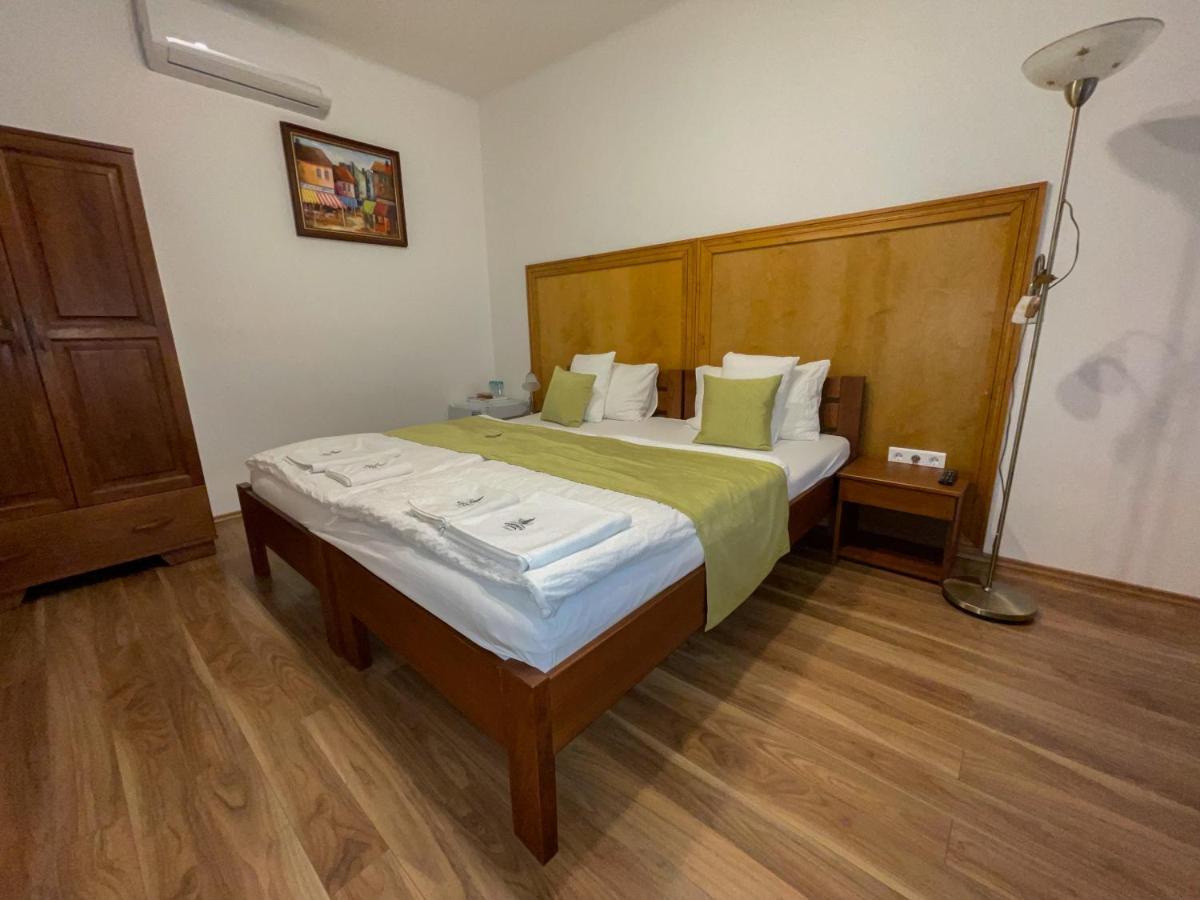 Mamutfenyo Panzio Bed & Breakfast Tata Luaran gambar