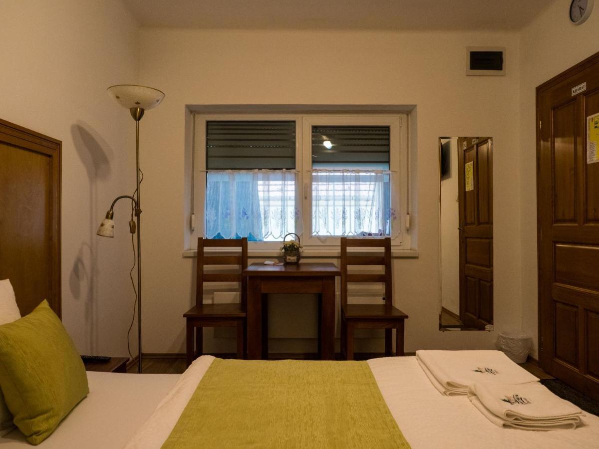 Mamutfenyo Panzio Bed & Breakfast Tata Luaran gambar