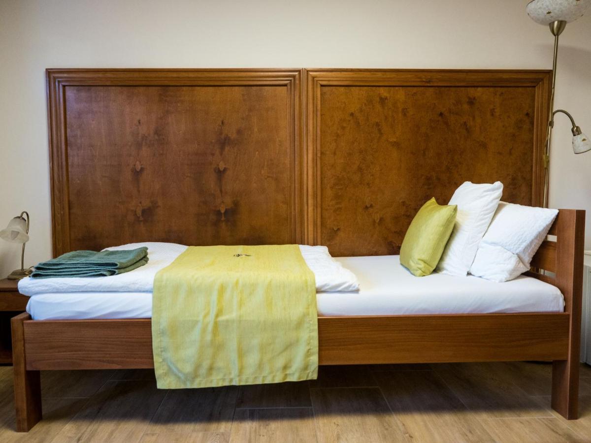 Mamutfenyo Panzio Bed & Breakfast Tata Luaran gambar